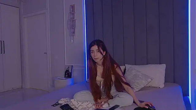 Snapshot of CarolineCox chatting on 04-08-26, 03:01 CarolineCox online show from 04-08-26, 03:01