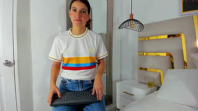 Emy-Ferrer online show from 06-18-26, 12:33