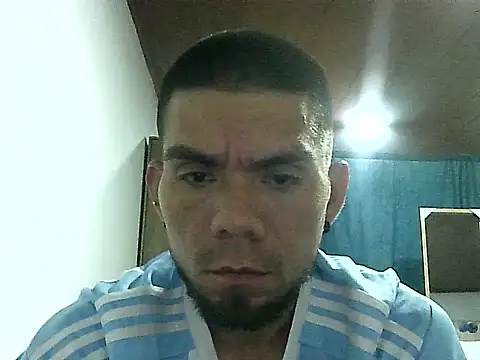 Snapshot of thomas2wood chatting on 04-16-26, 02:01 thomas2wood online show from 04-16-26, 02:01