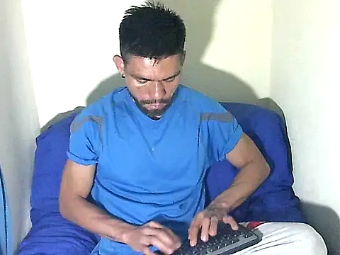 Snapshot of thomas2wood chatting on 06-23-26, 11:58 thomas2wood online show from 06-23-26, 11:58
