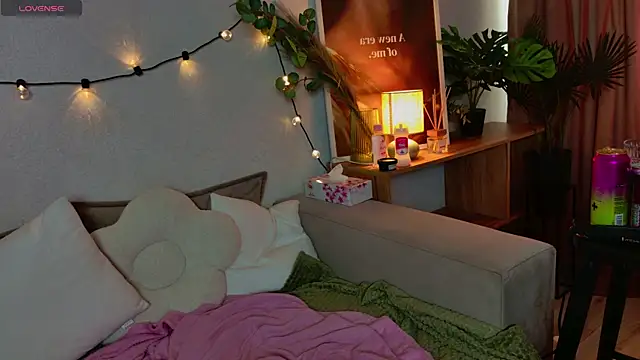 Snapshot of Lumllue chatting on 04-14-26, 09:48 Lumllue online show from 04-14-26, 09:48