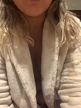 Snapshot of bombona25 chatting on 04-14-26, 03:45 bombona25 online show from 04-14-26, 03:45