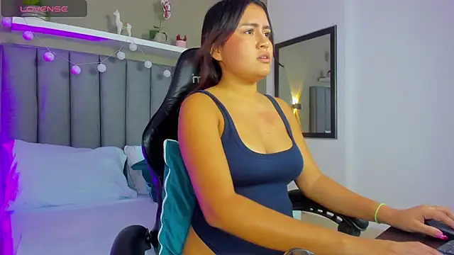 Snapshot of aitana_moon_ chatting on 04-12-26, 02:16 aitana moon online show from 04-12-26, 02:16