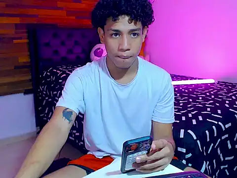 Snapshot of aarom_ chatting on 04-14-26, 01:11 aarom online show from 04-14-26, 01:11