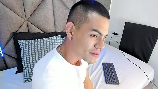 RomeoBoselli   online show from 04-10-26, 07:40