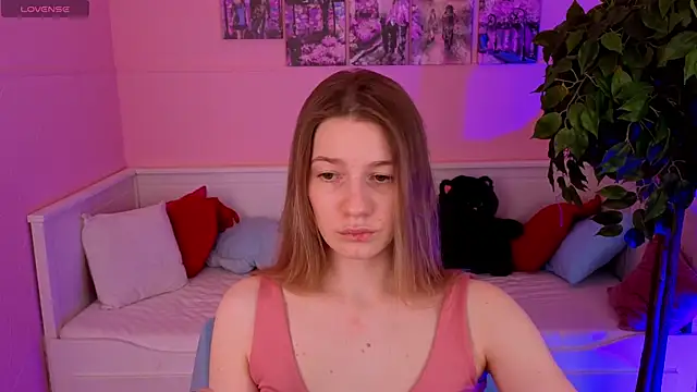 Snapshot of Vanessa___Lui chatting on 04-14-26, 04:13 Vanessa Lui online show from 04-14-26, 04:13