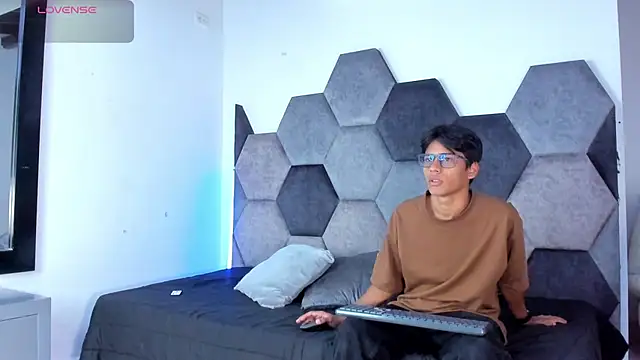 Snapshot of LiamKron chatting on 04-09-26, 11:37 LiamKron online show from 04-09-26, 11:37