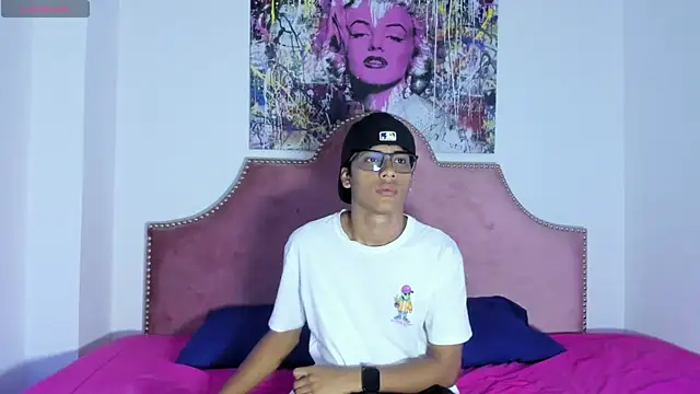 Snapshot of LiamKron chatting on 04-10-26, 11:37 LiamKron online show from 04-10-26, 11:37