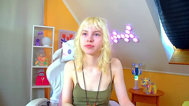 HannahHollis online show from 04-24-26, 06:16