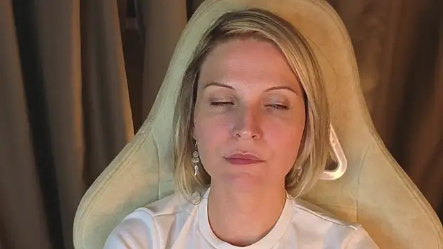 Snapshot of angelina_wings chatting on 04-15-26, 10:21 angelina wings online show from 04-15-26, 10:21