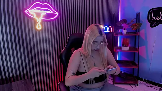 Snapshot of Aliss_Taylor1 chatting on 04-11-26, 01:15 Aliss Taylor1 online show from 04-11-26, 01:15