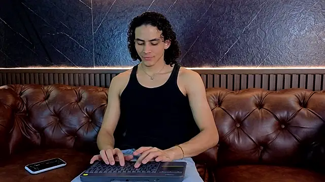 Snapshot of LucaAlessi chatting on 04-13-26, 02:11 LucaAlessi online show from 04-13-26, 02:11