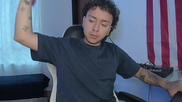 Snapshot of alexmontesco chatting on 04-10-26, 10:25 alexmontesco online show from 04-10-26, 10:25