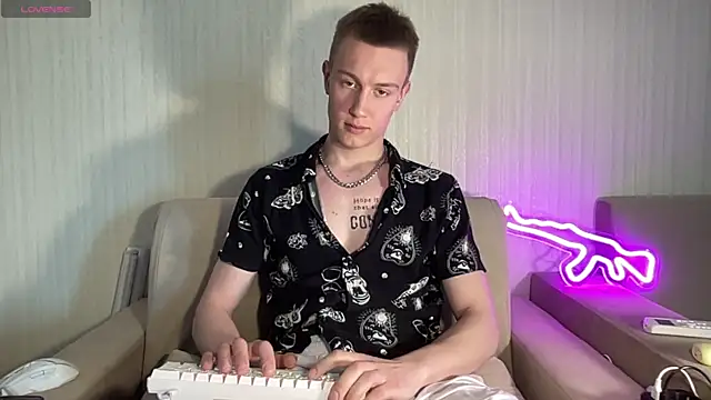 Snapshot of Travis_Gracile chatting on 06-11-26, 09:07 Travis Gracile online show from 06-11-26, 09:07