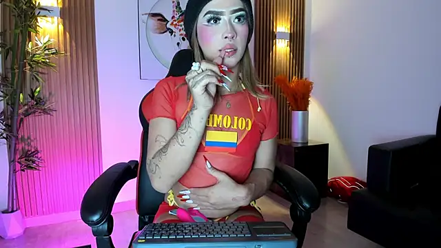 Snapshot of Flor_pink chatting on 06-18-26, 02:56 Flor pink online show from 06-18-26, 02:56