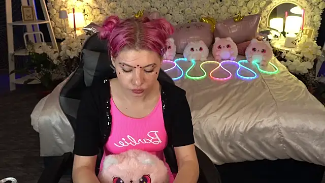 PinkyTrix online show from 05-07-26, 06:57