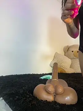 Snapshot of NohaBeyloun_ chatting on 04-12-26, 01:05 NohaBeyloun online show from 04-12-26, 01:05