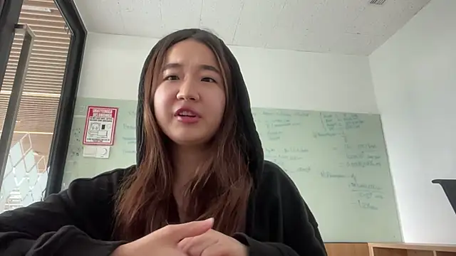 Snapshot of MalloryAlpis chatting on 04-16-26, 08:59 MalloryAlpis online show from 04-16-26, 08:59