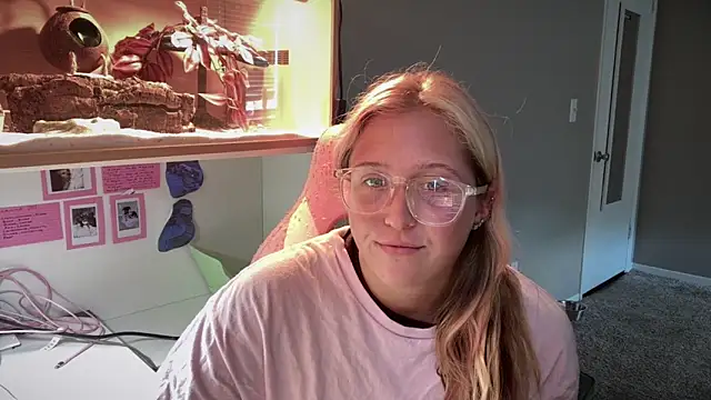 MUSCLEMOMMY1365 online show from 05-17-26, 08:49