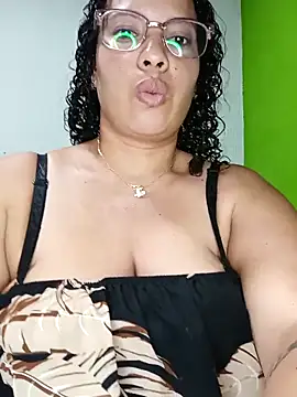 Snapshot of DivaCaliente1 chatting on 05-12-26, 01:14 DivaCaliente1 online show from 05-12-26, 01:14