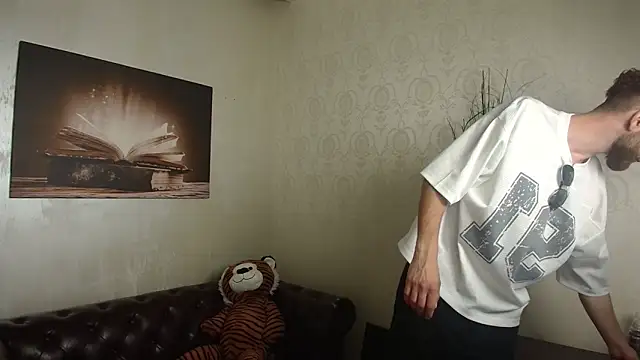 Snapshot of KyloEast chatting on 06-20-26, 04:15 KyloEast online show from 06-20-26, 04:15