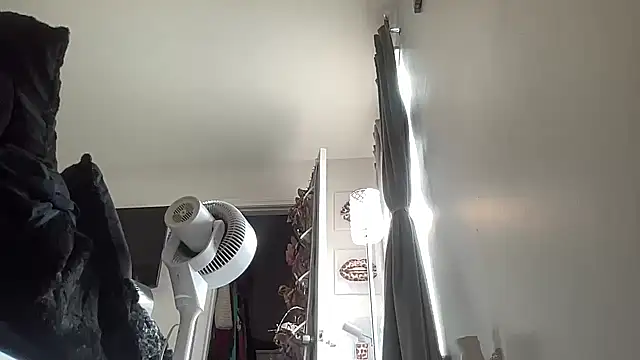 yummymommie7 online show from 06-18-26, 10:03