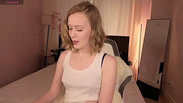 Snapshot of EvaHamilton chatting on 06-17-26, 11:05 EvaHamilton online show from 06-17-26, 11:05