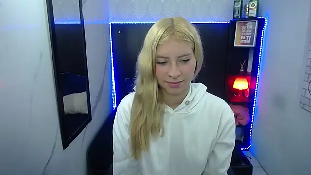 Snapshot of nancy_blonde chatting on 06-19-26, 01:48 nancy blonde online show from 06-19-26, 01:48