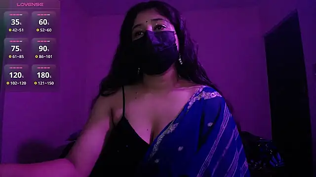 Snapshot of -Queenie chatting on 05-21-26, 07:10 -Queenie online show from 05-21-26, 07:10