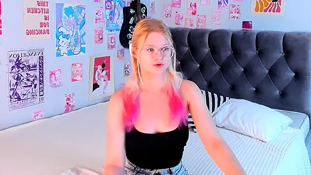 LunariaFox online show from 06-04-26, 02:23