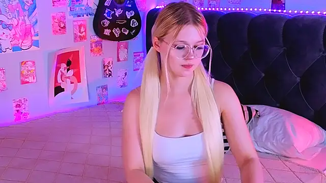 LunariaFox online show from 07-15-26, 02:44
