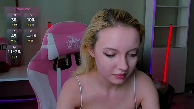 Snapshot of _CloudNine_ chatting on 06-19-26, 03:33 CloudNine online show from 06-19-26, 03:33
