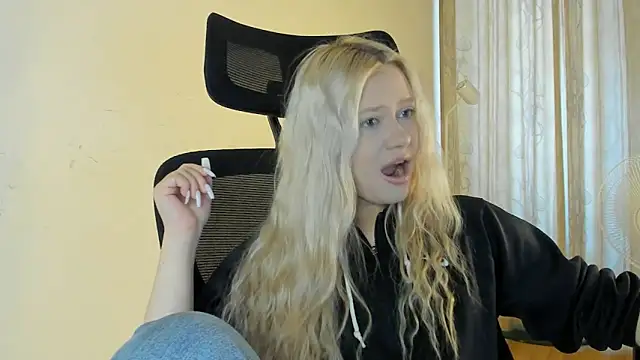 Snapshot of MidnightPoise chatting on 06-15-26, 05:09 MidnightPoise online show from 06-15-26, 05:09