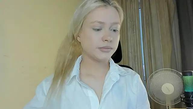 Snapshot of MidnightPoise chatting on 06-16-26, 04:59 MidnightPoise online show from 06-16-26, 04:59
