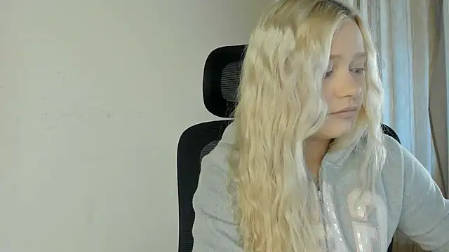 Snapshot of MidnightPoise chatting on 06-17-26, 04:59 MidnightPoise online show from 06-17-26, 04:59