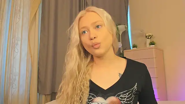 Snapshot of MidnightPoise chatting on 06-26-26, 05:23 MidnightPoise online show from 06-26-26, 05:23
