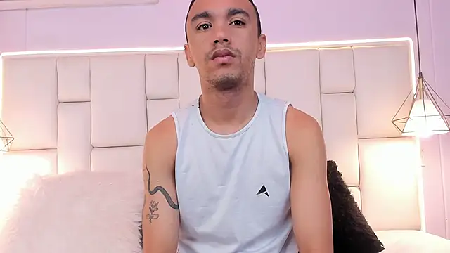 AndresSolorzano1 online show from 06-06-26, 11:37