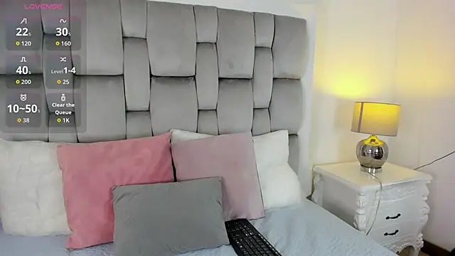 sofia  thompson online show from 04-29-26, 11:47