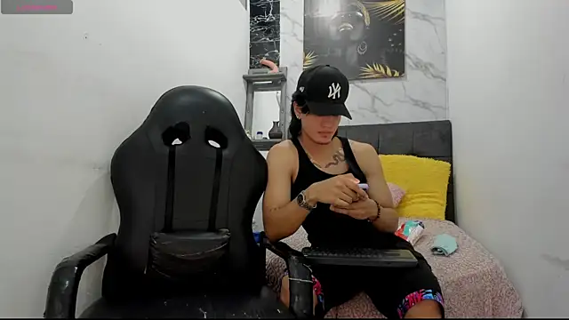 Snapshot of sweetauracouple chatting on 07-14-26, 03:00 sweetauracouple online show from 07-14-26, 03:00