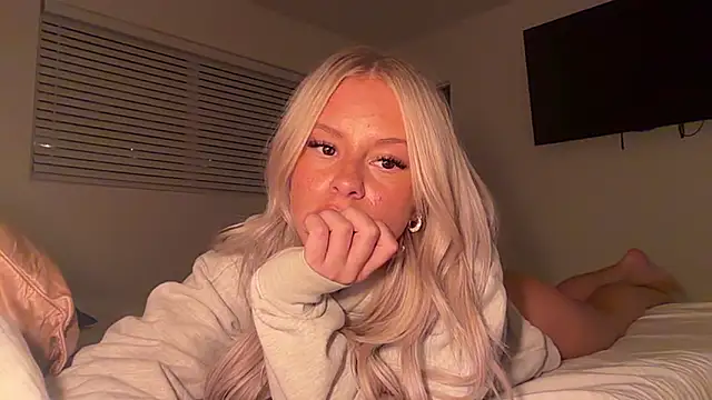 Snapshot of kenziesmithh chatting on 05-15-26, 06:42 kenziesmithh online show from 05-15-26, 06:42
