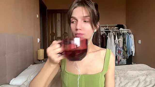 TrishIsaac online show from 06-12-26, 07:18