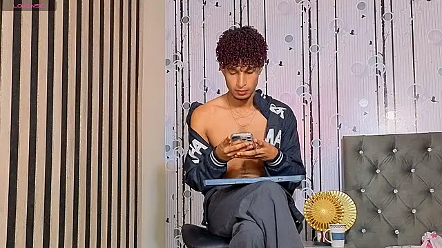 Snapshot of Alex_Bloom chatting on 06-16-26, 07:16 Alex Bloom online show from 06-16-26, 07:16
