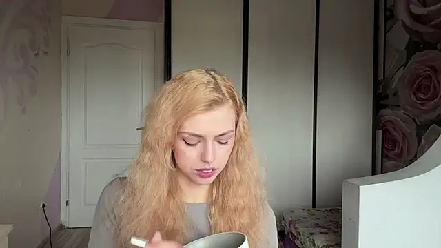 Snapshot of ScarlettRosy chatting on 05-18-26, 03:46 ScarlettRosy online show from 05-18-26, 03:46