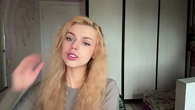 Snapshot of ScarlettRosy chatting on 05-18-26, 04:07 ScarlettRosy online show from 05-18-26, 04:07
