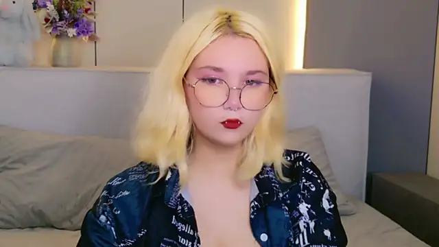Snapshot of Cassey_Well chatting on 05-25-26, 10:32 Cassey Well online show from 05-25-26, 10:32
