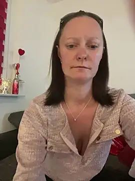 Snapshot of LindaLee90 chatting on 05-17-26, 10:50 LindaLee90 online show from 05-17-26, 10:50