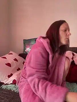 Snapshot of LindaLee90 chatting on 05-20-26, 06:41 LindaLee90 online show from 05-20-26, 06:41