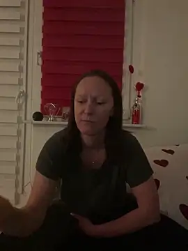 Snapshot of LindaLee90 chatting on 06-08-26, 10:43 LindaLee90 online show from 06-08-26, 10:43