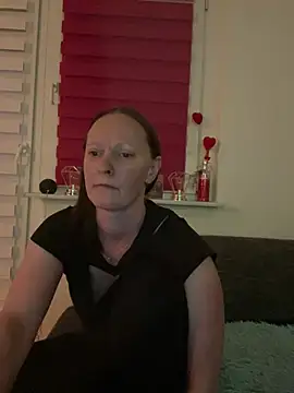 Snapshot of LindaLee90 chatting on 06-25-26, 08:24 LindaLee90 online show from 06-25-26, 08:24