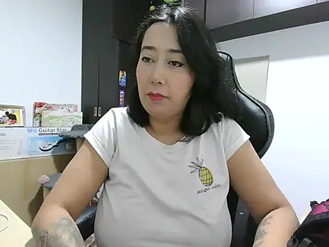 Snapshot of saramaSS chatting on 05-24-26, 11:10 saramaSS online show from 05-24-26, 11:10